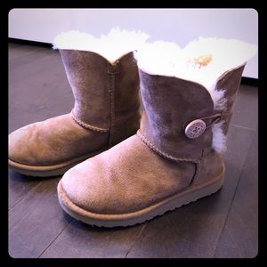 Excellent condition!! Girls Bailey Button Uggs